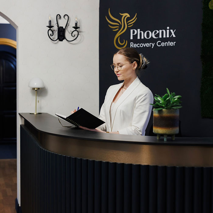 Recepcja Phoenix Recovery Center przy Alpejskiej 43